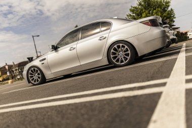 Roma, İtalya 4 Mayıs 2025: Belirlenmiş yere park etmiş parlak gümüş bmw zarif tasarımını sergiliyor ve güneşli gökyüzünü yansıtıyor