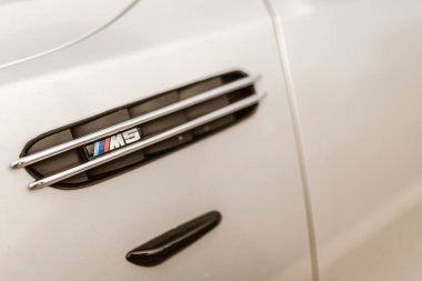 Roma, İtalya 4 Mayıs 2025: BMW üzerindeki sembolik m5 logosuna yakın plan, aracın yan tarafındaki motor sporları bölümünün işaretini vurguluyor.