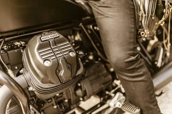 Roma, İtalya 4 Mayıs 2025: Motosiklet üzerinde siyah kot giyen güçlü bir moto guzzi motorun yakın çekimi