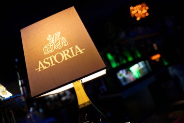 Roma, İtalya 4 Mayıs 2025: Astoria Lambası lüks bir salon barında bir şişe şampanya yakarak sofistike ve davetkar bir atmosfer yaratıyor.