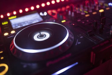 Roma, İtalya 4 Mayıs 2025: Bir gece kulübünde renkli ışıklarla tekno müzik çalan bir DJ 'in yakın çekimi