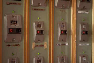 Roma, İtalya, 10 Mayıs 2025: şalter ve göstergeleri olan antika elektrik panellerine yakın çekim, endüstriyel bir ortamda yaşlanma durumlarını ve potansiyel güvenlik risklerini vurguluyor