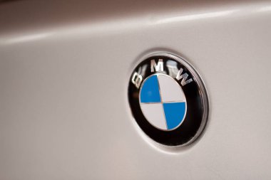 Roma, İtalya 10 Mayıs 2025: bmw logosuna yakın çekim, lüks, performans ve otomotiv mükemmelliğini temsil ediyor