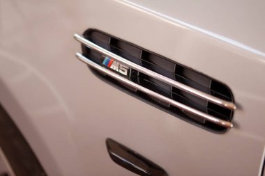 Roma, İtalya, 10 Mayıs 2025: sembolik bmw m5 logosunun yakın çekimi, motor sporları bölümünü simgeliyor, lüks bir arabanın havalandırmasına yerleştirilmiş, performansı ve stili vurguluyor.