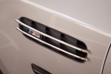 Roma, İtalya, 10 Mayıs 2025: ikonik bmw m5 logosunun yakın çekimi, gösterişli performans, lüks ve yarış soyağacı