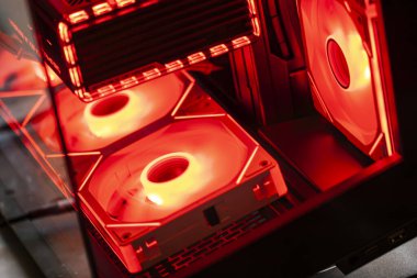 Roma, İtalya, 10 Mayıs 2025: Kırmızı ışıklı güçlü soğutma fanatikleri, yoğun görevler sırasında ideal sıcaklık düzenlemesini sağlamak amacıyla modern bir bilgisayar sisteminin performansını artırıyor