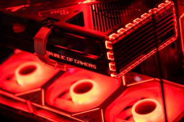 Roma, İtalya, 10 Mayıs 2025: kırmızıyla aydınlatılmış yüksek performanslı bir oyun bilgisayarının yakın çekimi, grafik kartındaki oyun cumhuriyetinin altını çiziyor