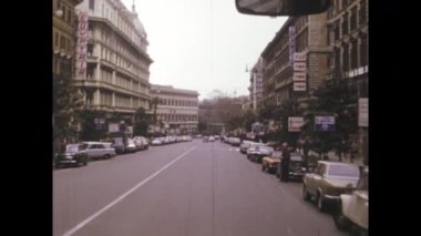 Roma, İtalya Mayıs 1975, antika görüntüler Roma sokaklarında bir gezinti yakaladı, şehrin mimarisini, trafiğini ve 1970 'lerdeki günlük yaşamını gözler önüne serdi.