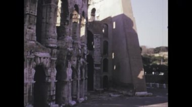 Roma, İtalya Mayıs 1975, Roma, İtalya 'daki kolezyumun iç görünümü, 1975' te antik duvar ve kemerlerini gösteriyor.