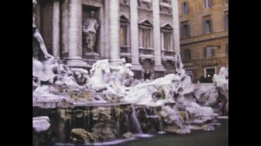 Roma, İtalya Mayıs 1975 'te, 1970' lerin sonlarında Avrupa seyahati döneminde Roma 'nın tarihi kentsel manzarası içinde ikonik trevi çeşmesini çevreleyen turist kalabalığının görüntüsü