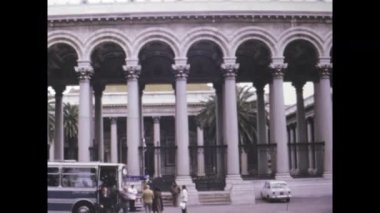 Roma, İtalya Mayıs 1975, turistler ve bir otobüs 1975 'te İtalya, Roma' da Basilica di San Paolo Fuori le Mura 'yı ziyaret ediyor.