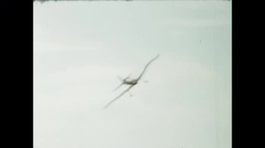 Londra, Birleşik Krallık Mayıs 1974, klasik çift kanatlı uçaklar İngiltere semalarında akrobasi yapıyorlar.