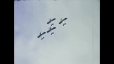 Londra, Birleşik Krallık 1974, çift kanatlı uçaklar 1970 'lerin hava gösterisinde dublörlük ve manevra yapıyor.