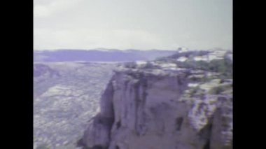 Arcos de la Frontera, İspanya 1973, Arcos de la frontera, İspanya, şehrin eşsiz uçurum kenarı konumunu ve tarihi mimarisini gözler önüne seriyor.