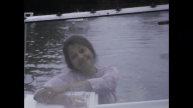 Londra, Birleşik Krallık 1972, kadınlar dinleniyor ve 1970 'lerdeki Birleşik Krallık' ta bir tekne gezisinde içkinin tadını çıkarıyor.