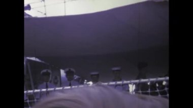 Londra, Birleşik Krallık 1972 'de, siviller muhtemelen 1970' lerde Birleşik Krallık 'ta açık bir günde bir kraliyet donanma savaş gemisini keşfettiler.