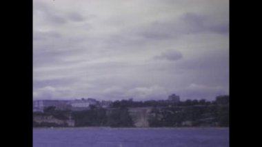 Londra, Birleşik Krallık Mayıs 1973, çeşitli teknelerin, uçuşan bir martının ve 1970 'lerden kalma deniz kenarındaki binaların yer aldığı klasik kıyı sahneleri