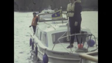 Londra, Birleşik Krallık 1972 yılı, Birleşik Krallık 'ta kanal navigasyon ve yanaşma prosedürlerini gösteren klasik görüntüler.