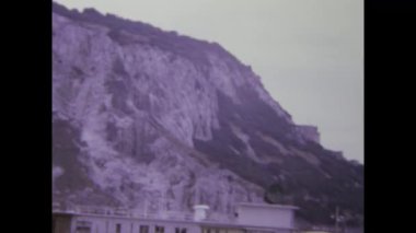 Londra, Birleşik Krallık Mayıs 1973, Gibraltar 'ın kayalarını, şehir manzaralarını ve 1970' lerden kalma kıyı manzaralarını gösteren klasik görüntüler