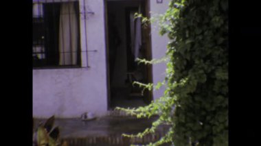 Londra, Birleşik Krallık Mayıs 1973, beyazlatılmış evler, yemyeşil bahçeler, ve antika detaylar otantik 70 'lerin Endülüs köyü ayarı