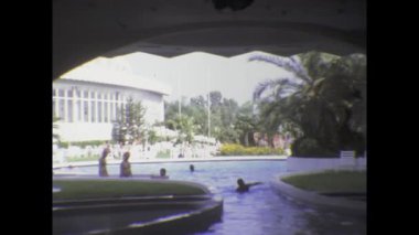 Londra, Birleşik Krallık Mayıs 1973, antika görüntüler turistlerin 1970 'lerde canlı bir otel havuzunda dinlenip yüzdüklerini gösteriyor.