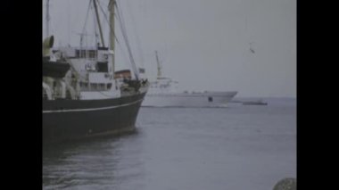 Londra, Birleşik Krallık 1972 Mayıs 'ında, beyaz feribot 1970' lerde bir Birleşik Krallık limanındaki kara demirli bir gemiden denize açıldı.