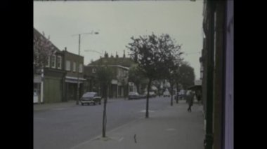 Londra, Birleşik Krallık 1972 yılı nostaljik İngiliz kıyı manzarası yelkenlileri, sahil rıhtımı ve sakin bir sahil şeridinde gezinen klasik yaz anı.