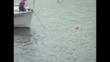 Londra, Birleşik Krallık Mayıs 1973. Denizci, Thames Nehri 'nde Oceanova adlı eski bir yelkenliyi demirliyor.