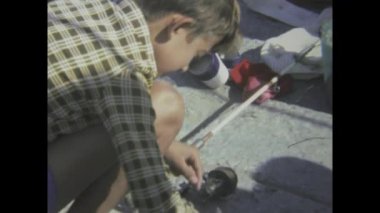 Nijar, İspanya 1975: 1970 'lerde İspanya' nın kıyı yaşamını yakalayan nostaljik vintage görüntüler, balıkçı köylerini, tarihi kiliseleri ve Akdeniz manzaralarından keyif alan yürüyüşçüleri ön plana çıkarıyor