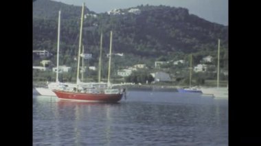 Nijar, İspanya 1975: 1970 'lerde İspanya' nın kıyı bölgelerinin ele geçirilmesi, tekne, liman ve şehir manzaralarının sergilenmesi