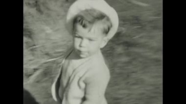 Londra, Birleşik Krallık Mayıs 1963, tapılası çocuk 1960 'larda Birleşik Krallık' ta bir bahçede oynuyor, denizci şapkası ve klasik kıyafetler giyiyor.