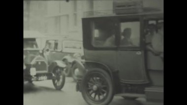 Londra, Birleşik Krallık Mayıs 1963, klasik araba meraklıları ve aileler, 20. yüzyılın başlarından çeşitli modellerin yer aldığı, İngiltere 'deki klasik bir araba fuarına katıldılar.