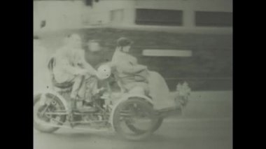 Londra, Birleşik Krallık Mayıs 1963, antika arabalar Birleşik Krallık sokaklarında geziniyor, 1960 'ların ulaşımına bir bakış sunuyor.