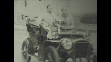 Londra, Birleşik Krallık Mayıs 1963, klasik araba meraklıları araçlarını Birleşik Devletler sokaklarında sürüyor, 1960 'lardan kalma otomotiv tarihini sergiliyorlar.