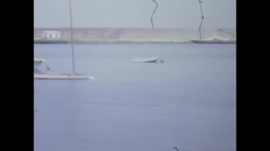 Londra, Birleşik Krallık 1972, İngiltere 'de 1970' lerde hareketli bir limanın eski sahneleri, gösterişli tekneler, gözlüklerini ayarlayan bir adam ve bir balıkçı