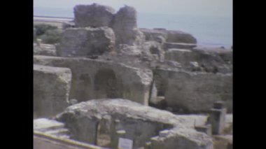 Londra, Birleşik Krallık Mayıs 1973, klasik görüntülerde Kartaca, Tunus kalıntıları arasında bir turist, Roma tarihine kısa bir bakış sunuyor.