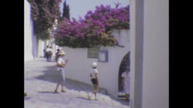 Londra, Birleşik Krallık Mayıs 1973, Sidi Bou 'nun beyaz yıkanmış caddelerini ve kıyı manzaralarını gezen turistleri yakalayan klasik film, 1970' lerin nostaljik yazında Tunisia 'nın