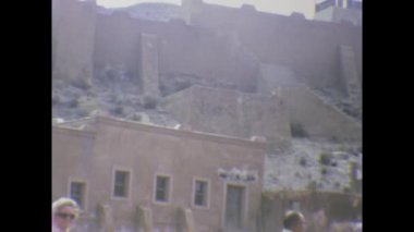 Medine, Suudi Arabistan 1973, klasik film antik harabeleri ve çöl manzaralarını keşfeden turistleri yakalıyor, 1970 'lerdeki seyahatlere şöyle bir göz atıyor