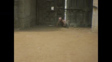 Medine, Suudi Arabistan 1973 yılının Mayıs ayında, antika görüntüler çöl manzaralarını, yerleşim yerlerini ve mimari yapıları yakalıyor ve geçmiş döneme bir bakış sunuyor.