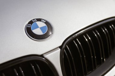 Milan, İtalya 4 Haziran 2025, BMW logosunu gümüş bir arabanın kaputuna kapatın, lüks ve otomotiv tasarımı sergileniyor.