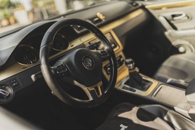 Milan, İtalya 4 Haziran 2025, bir arabanın içini kapatın, direksiyonu, gösterge panelini ve vites kolunu vurgulayın, modern otomotiv tasarımı sergileniyor.