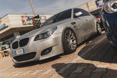 Milan, İtalya 4 Haziran 2025, gümüş renkli BMW M5 'in alçak açılı görüntüsü.