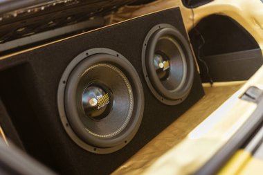 Milan, İtalya 4 Haziran 2025, iki subwoofer bir arabanın bagajına yerleştirildi, ses sistemini geliştirmek için.