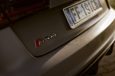 Milan, İtalya, 4 Haziran 2025, krom rs6 logosu gümüş bir audi arabanın arkasında sergileniyor, spor ve lüks tasarımı sergileniyor.