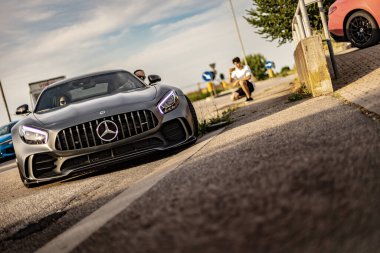 Milan, İtalya 4 Haziran 2025, gri Mercedes Benz Amg Gtr kaldırımın kenarına park etmiş, fotoğrafçıyla fotoğraf çekiyor.