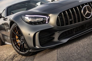 Milan, İtalya 4 Haziran 2025, park etmiş bir Mercedes Amg GT 'ye yakın, parlak tasarımı, aydınlatma farları ve ikonik ızgarasına odaklanmış.