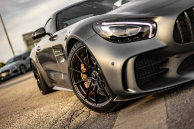 Milan, İtalya 4 Haziran 2025, asfalt bir alana parkedilmiş bir Mercedes amg gtr 'ye yakın, spor tasarımı ve güçlü varlığının altını çiziyor.