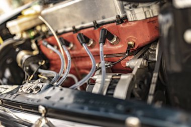 Milan, İtalya 4 Haziran 2025, Buji, kablo ve diğer mekanik bileşenleri vurgulayan klasik bir araba motoruna yakın çekim