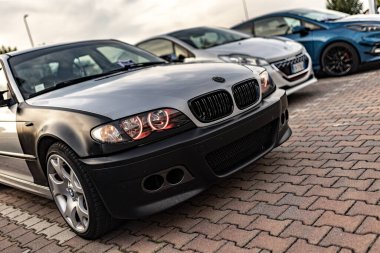 Milan, İtalya, 4 Haziran 2025, park yerinde park etmiş gümüş renkli BMW arabası, benzersiz modifikasyonları ve spor tasarımı sergiliyor.