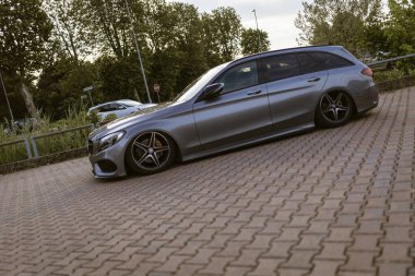 Milan, İtalya, 4 Haziran 2025, gösterişli, gri Mercedes Benz sınıfı malikâne kaldırım taşlı bir alana park edilmiş, zarif tasarımını sergiliyor ve süspansiyonunu indiriyor.